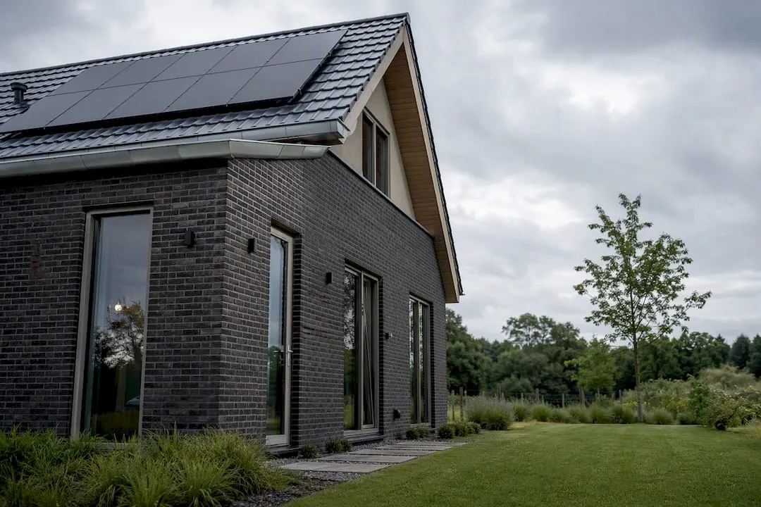 Duurzaam en uitstekend geïsoleerd huis met zonnepanelen op het dak