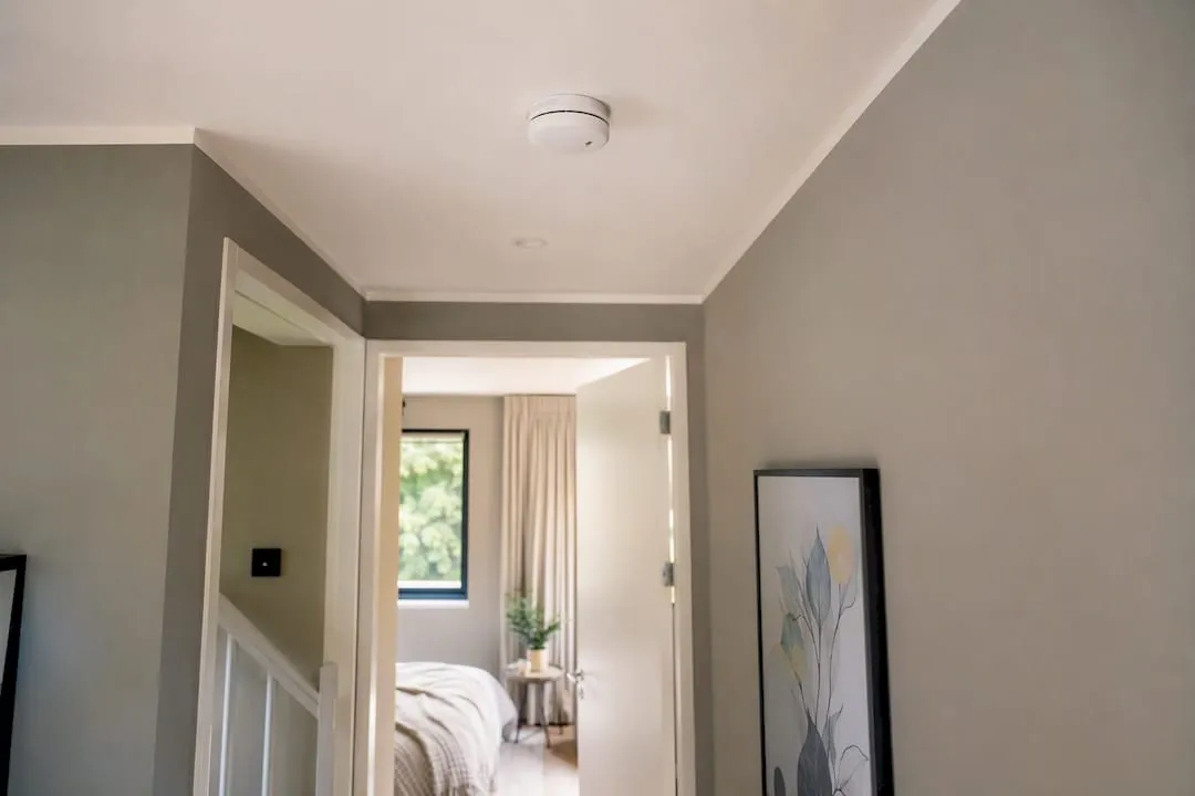 Rookmelder bevestigd in het plafond van de gang